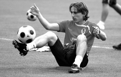 申京隔扣颜射亚当斯，后者按头锁喉遭申京“挑衅”：就扣你这混球